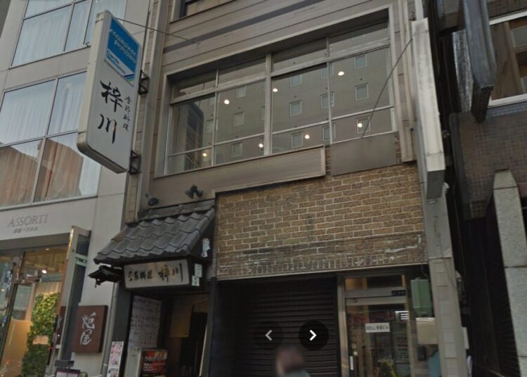 2016年2月時点のGoogle Street View画像。営業終了後の状態がうかがえる。賃貸募集の掲示は見られない。入居者が決まったのだろう。