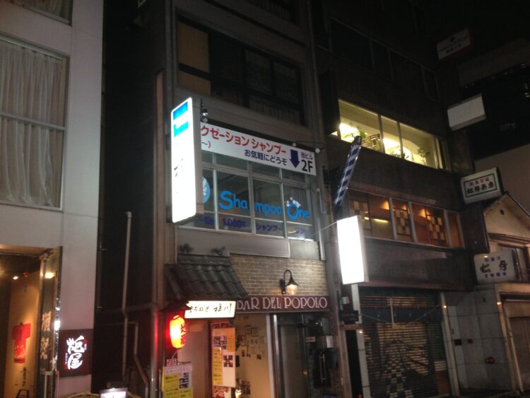 Shampoo One時代の店舗外観（夜間、泡ロゴと看板）