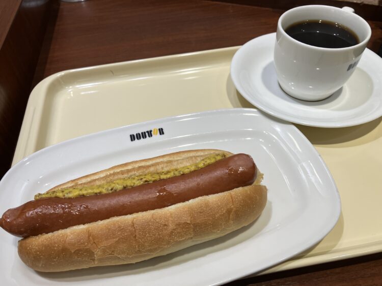 セリアの実体験をまとめるために立ち寄ったドトールで注文したコーヒーとジャーマンドッグの写真。
