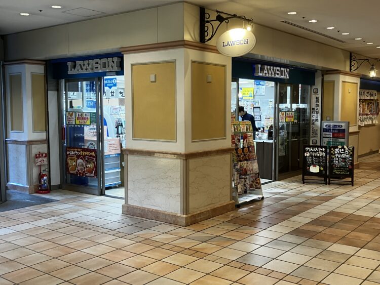 ローソン ゲートシティ大崎店の外観 エントランスに店舗番号はないが、
レシートや店舗検索結果には店舗番号は載っている